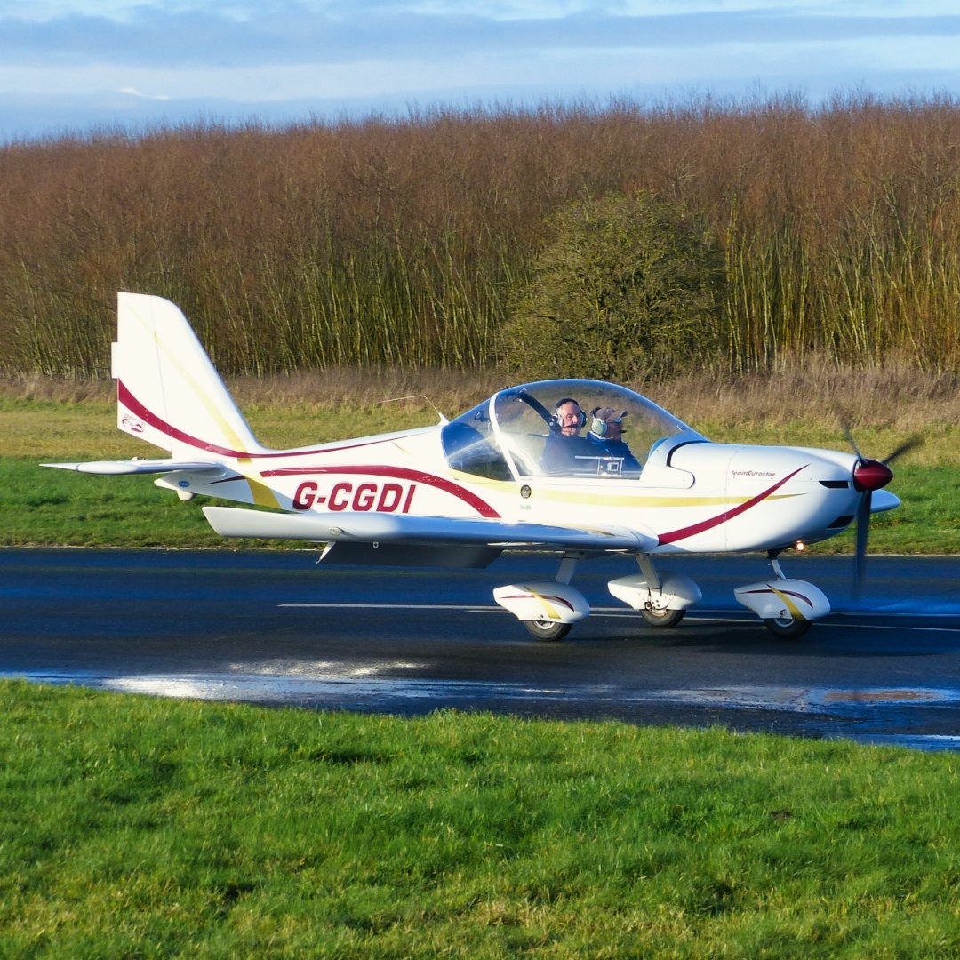 Michaelflying28's tweet photo. Evektor EV-97A Eurostar G-CGDI arriving at Sandtoft Airfield from Netherthorpe Airfield 3.12.22.
#evektor #evektorev97 #ev97 #ev97eurostar #lightaircraft #generalaviation #generalaviationlovers #generalaviaton #microlight #microlightpilot #lightsportaircraft #ultralightflying https://t.co/gt0l0i3mTx