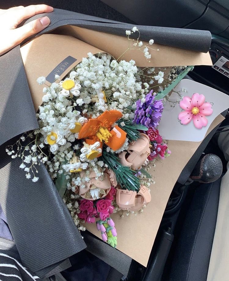 delululand_'s tweet photo. dear bf, please understand that lego flowers >>>>> actual flowers https://t.co/9BD3kfnGlM
