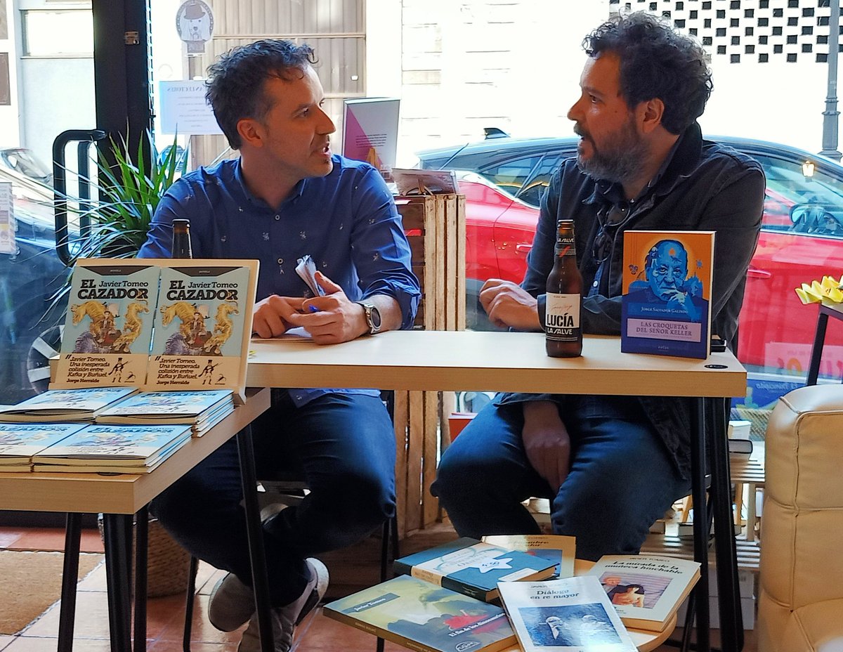 ivlonso's tweet photo. Diego, de la librería Kafka &amp; Co de #Ovied y Jorge, editor de @pezdeplata, presentan 'El cazador', la vuelta de Javier Tomeo a las mesas de novedades. https://t.co/GK83XIAWVH