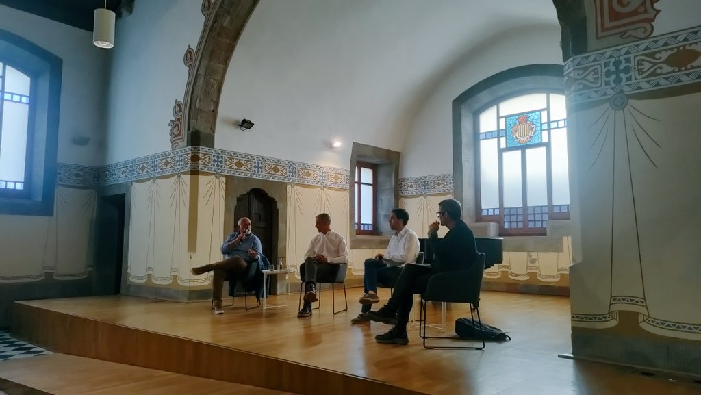 gpermanyer's tweet photo. La presentació del llibre "Història i històries dels Bombers de Granollers" de Pere Miralles ha fet petita la Sala Tarafa. L'autor, que és bomber, ha fet un treball d'investigació dels 145 anys d'història del cos a la ciutat #infovallès https://t.co/6EnR02B9aR