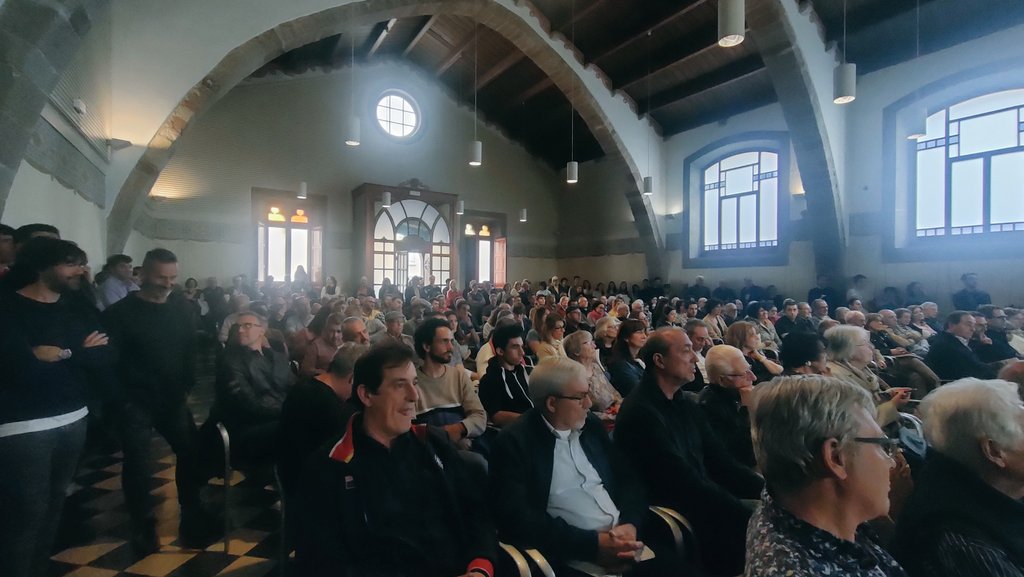gpermanyer's tweet photo. La presentació del llibre "Història i històries dels Bombers de Granollers" de Pere Miralles ha fet petita la Sala Tarafa. L'autor, que és bomber, ha fet un treball d'investigació dels 145 anys d'història del cos a la ciutat #infovallès https://t.co/6EnR02B9aR