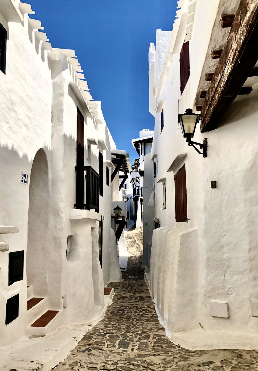 Lo prometido es deuda, cómo se suele decir, aunque no por 
obligación sino por gusto, y desde luego que mostraros 🤍MI ISLA BONITA💙 lo es.
Y aunque os pueda parecer un bonito lugar, realmente su verdadero encanto dista mucho de lo que en foto se puede percibir.+