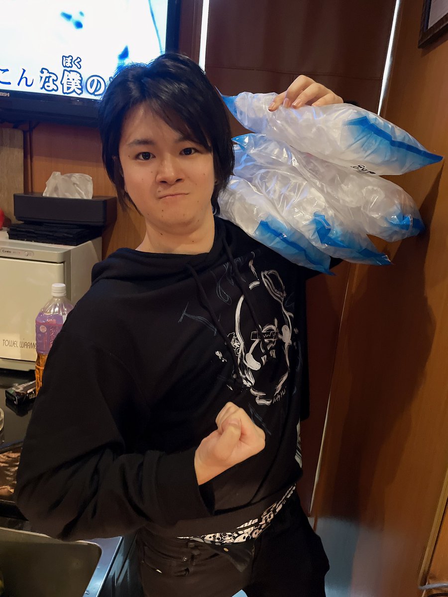 TT19831018's tweet photo. barアップル🍎

かかってこい‼️ってタクミが言ってます😳

外ちょっと寒いけど
本日もアップル🍎をよろしくお願いします🍺🥂
首里はヒマしています😑
#バー
#氷
#職人
#新宿
#区役所通り https://t.co/UoHFuRii6j