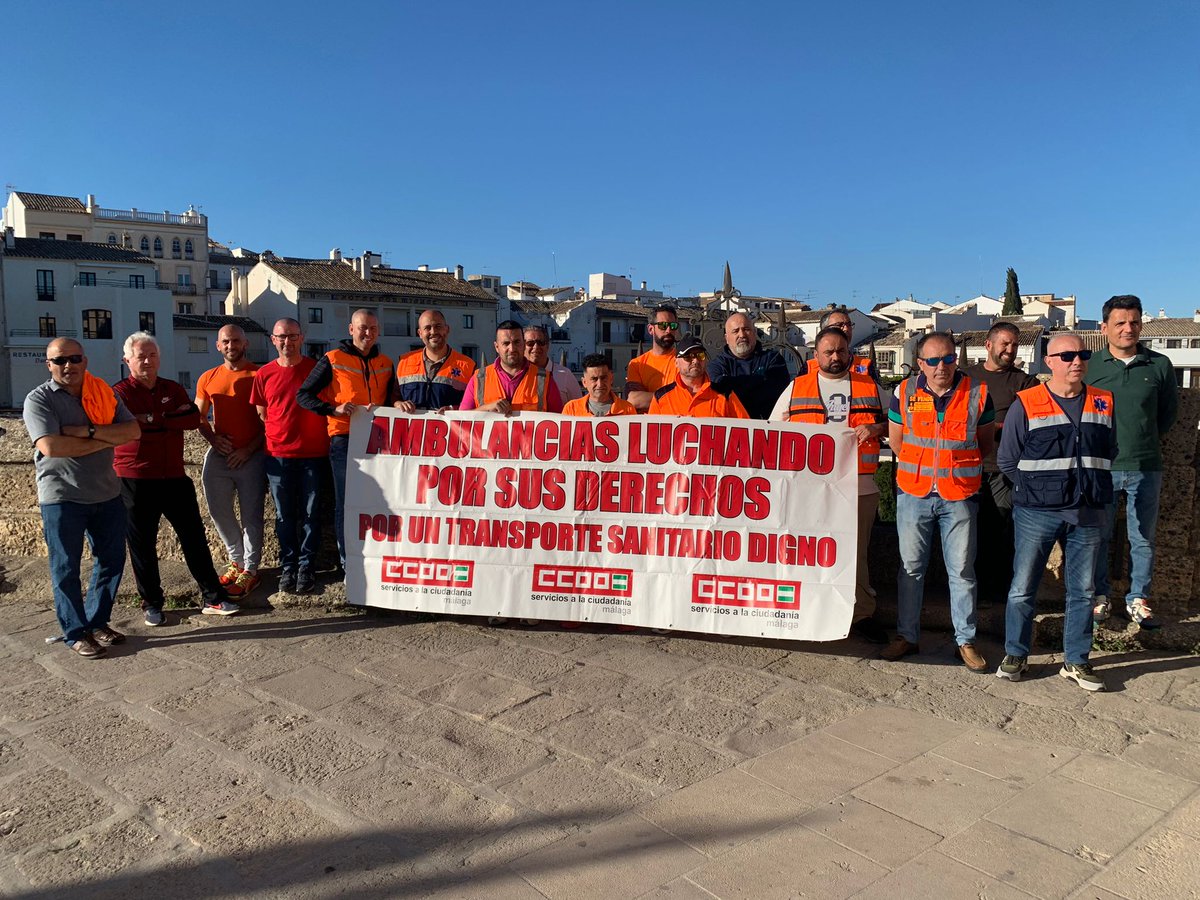 Concentración de técnicos de ambulancia para reivindicar mejoras de los vehículos y condiciones laborales, entre otros, a la espera de la visita de Juanma Moreno a #Ronda