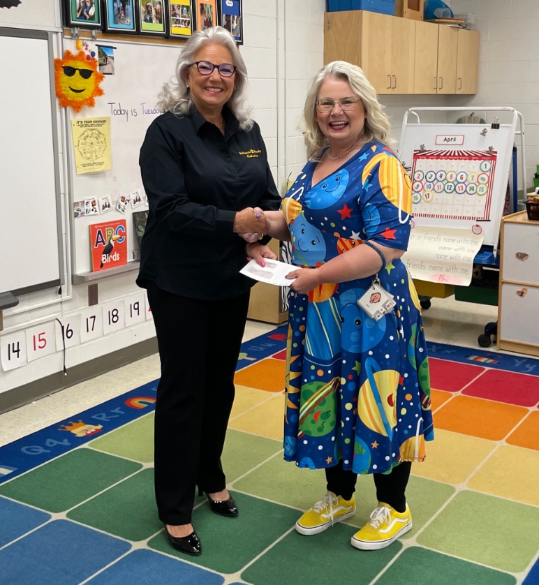 Many thanks to Katherine Scimmi from McKenzie Blundy Funeral Home for her generous donation of $500 towards London Road School’s kindergarten yard project. We are grateful to live in such a wonderful community!
#local #lkdsb #sarnialambton #kindergarten #sarnia