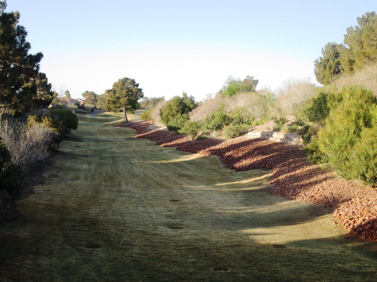 ElissaShakal's tweet photo. Beautiful Sun City #LasVegas in #SummerlinLV.  Lots of #golf courses and greenery.  We always love our morning #walks through here.  It's so #peaceful, very little traffic, and our Maggie meets lots of other dogs.  #exercise #morningwalk https://t.co/RwByxWIMyg