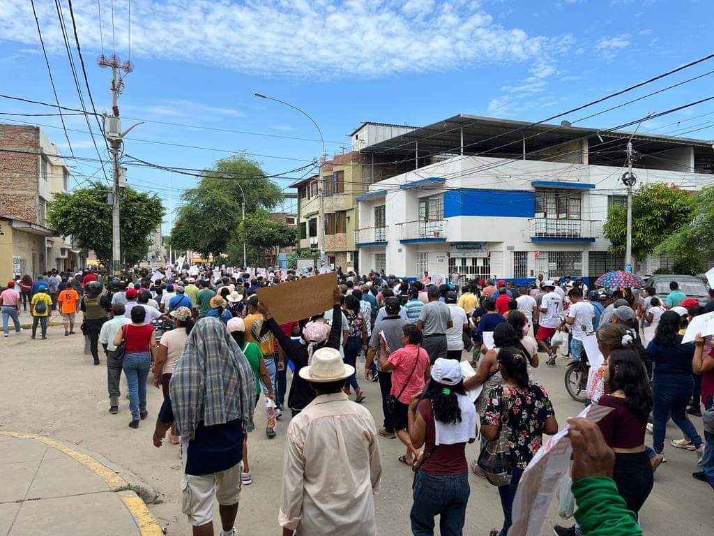 CindyChanduvi's tweet photo. #ParoPiura Multitudinaria marcha en Piura como parte del paro en contra del Ejecutivo que no está a la altura de la emergencia nivel 5. Encabeza la medida el gobernador y alcaldes. Urge priorizar el drenaje ante alerta de Niño global. https://t.co/JXjgwtNYwk