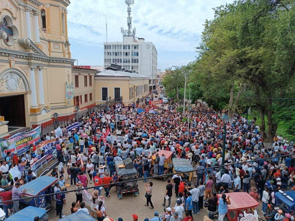 CindyChanduvi's tweet photo. #ParoPiura Multitudinaria marcha en Piura como parte del paro en contra del Ejecutivo que no está a la altura de la emergencia nivel 5. Encabeza la medida el gobernador y alcaldes. Urge priorizar el drenaje ante alerta de Niño global. https://t.co/JXjgwtNYwk