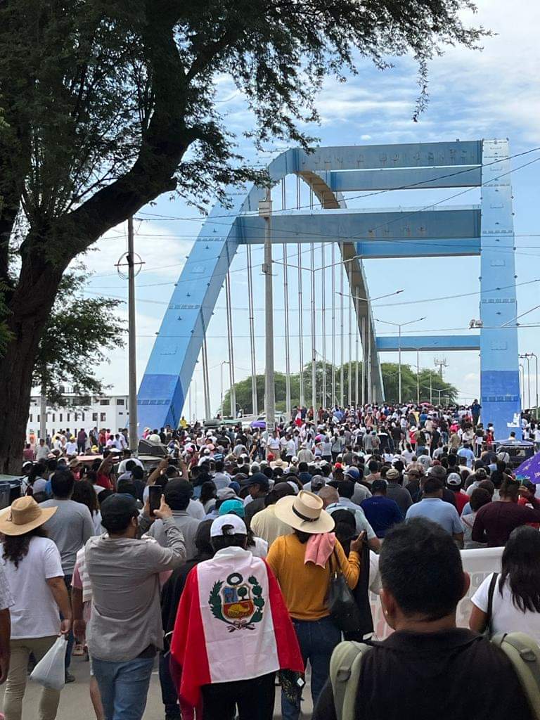 CindyChanduvi's tweet photo. #ParoPiura Multitudinaria marcha en Piura como parte del paro en contra del Ejecutivo que no está a la altura de la emergencia nivel 5. Encabeza la medida el gobernador y alcaldes. Urge priorizar el drenaje ante alerta de Niño global. https://t.co/JXjgwtNYwk