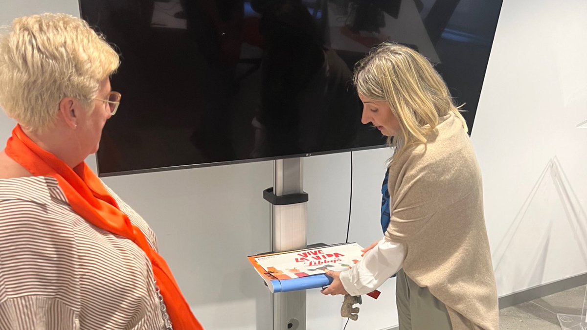 UECanarias's tweet photo. Terminamos la visita de Nathalie Sanchez, fundadora de @francespagne, en nuestro campus de Santa Cruz de Tenerife.
Donde pudo conocer nuestras instalaciones y hablar con varios alumnos franceses y españoles sobre su experiencia en nuestra Universidad.

#SoyUECanarias https://t.co/JMRHdFpI7Y
