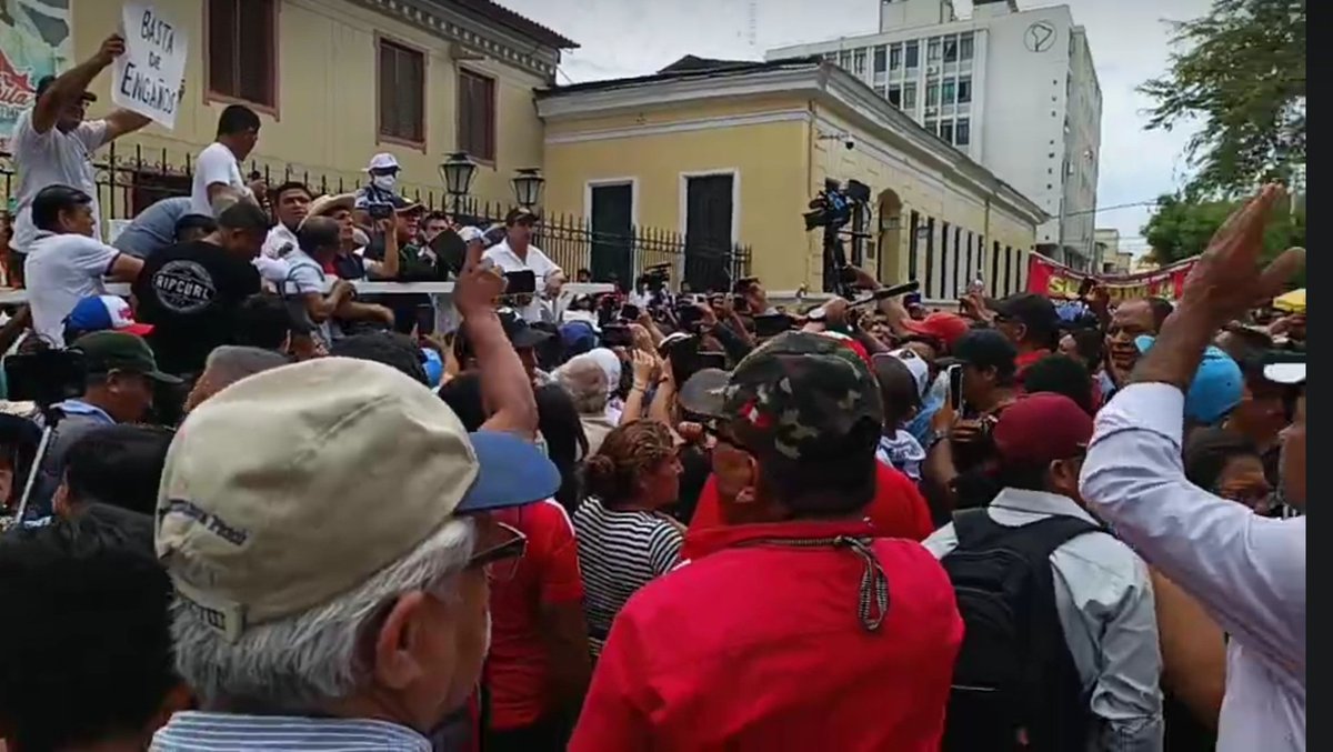 CindyChanduvi's tweet photo. #ParoPiura Multitudinaria marcha en Piura como parte del paro en contra del Ejecutivo que no está a la altura de la emergencia nivel 5. Encabeza la medida el gobernador y alcaldes. Urge priorizar el drenaje ante alerta de Niño global. https://t.co/JXjgwtNYwk