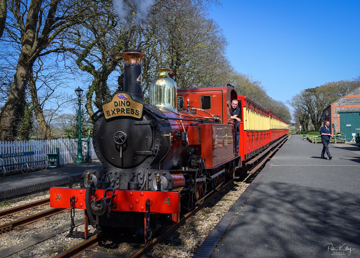 manxscenes's tweet photo. My old mate (former Firefighter colleague) Rothy driver of Steam Train Loch at Castletown Railway Station today 🇮🇲 🚂 #isleofman #iom #manx #locj #steamtrain #iomstory #manxscenes https://t.co/F9kKpWlnAj