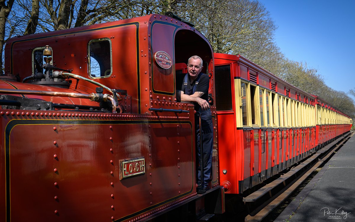 manxscenes's tweet photo. My old mate (former Firefighter colleague) Rothy driver of Steam Train Loch at Castletown Railway Station today 🇮🇲 🚂 #isleofman #iom #manx #locj #steamtrain #iomstory #manxscenes https://t.co/F9kKpWlnAj