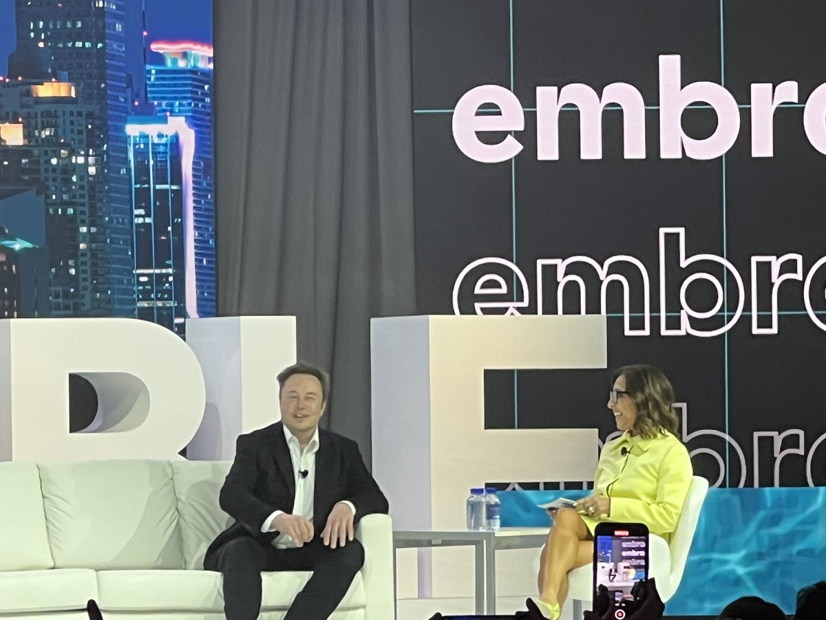 DallasLawrence's tweet photo. “Selfies are the bain of my existence” - @elonmusk when asked by an audience member for a selfie. To his credit he agreed to take it. #possible23 https://t.co/b6qMQ0Dp9r
