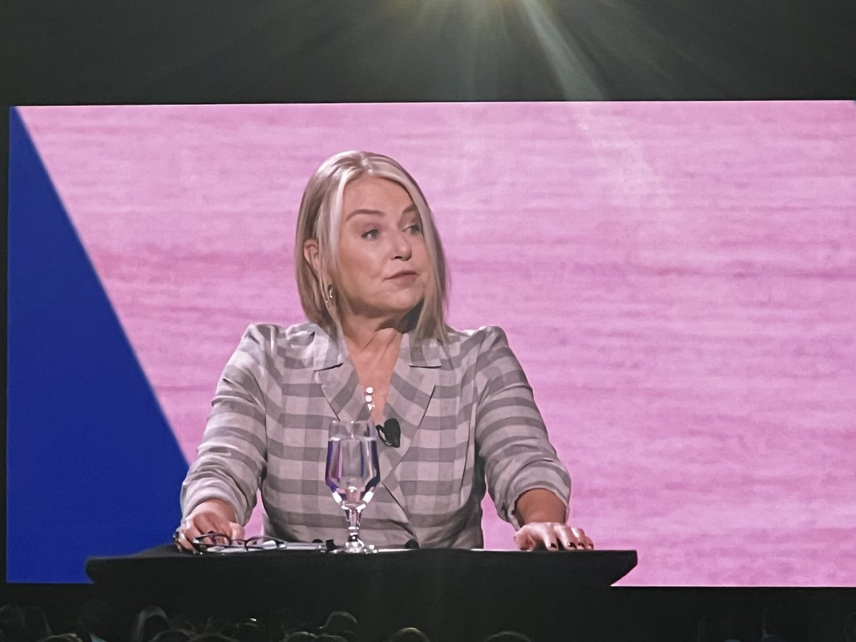 erininpdx's tweet photo. “It is the quality of our relationships that defines the quality of our lives” - @EstherPerel at #workhumanlive https://t.co/UoXTRdwVV2