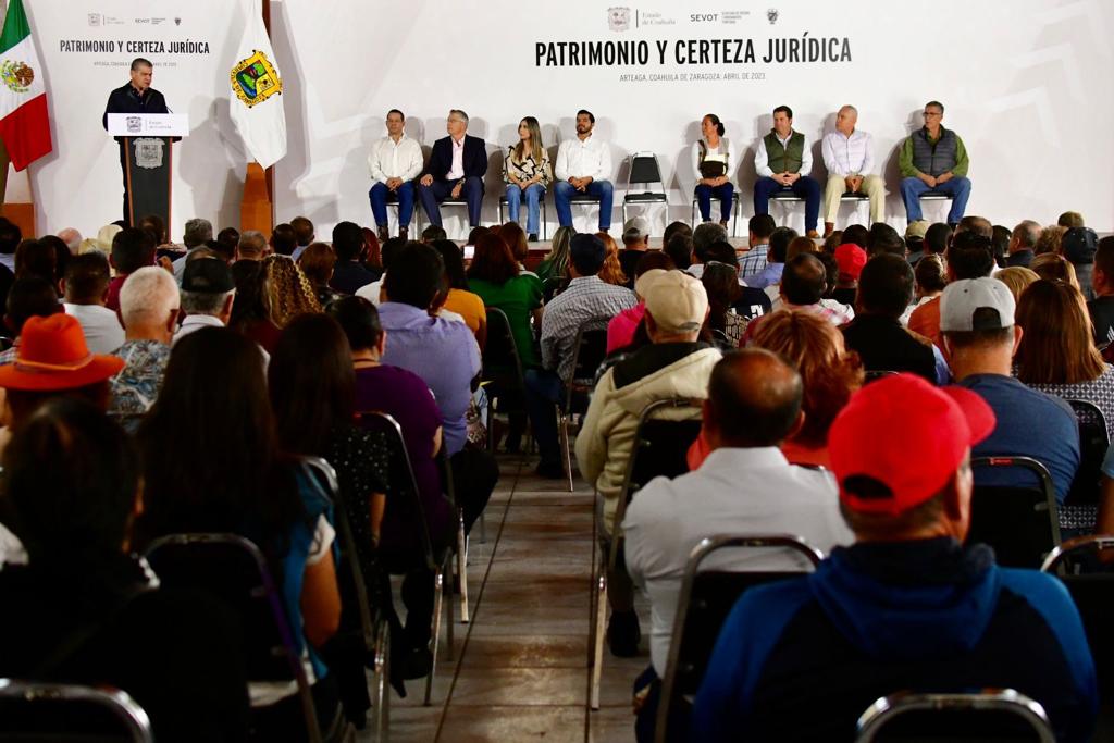 mrikelme's tweet photo. Junto al alcalde de #Arteaga, @RamiroDuranG, platicamos con ciudadanos arteaguenses sobre la importancia de tener certeza jurídica sobre su patrimonio, les permite preservar su pedacito de tierra por generaciones. 1/2 https://t.co/TmvNPoGKSY