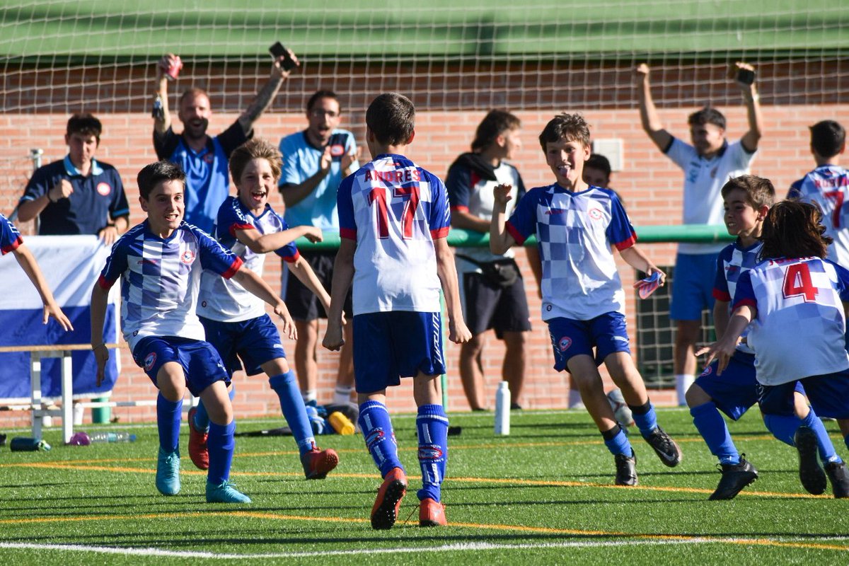 cdsanroqueeff's tweet photo. 🅲🅰🅼🅿🅴🅾🅽🅴🆂 
Nuestro Benjamín A ha conseguido la victoria por 0-4 frente al Alalpardo en un gran partido. 

Una temporada perfecta para este equipazo 🤩

¡Enhorabuena, chicos! 

#VamosSanRoque 💙🤍 https://t.co/Wp1WlqSNxb