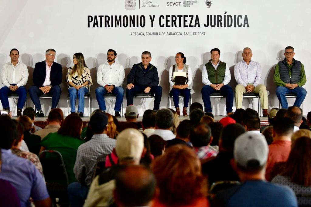 mrikelme's tweet photo. Junto al alcalde de #Arteaga, @RamiroDuranG, platicamos con ciudadanos arteaguenses sobre la importancia de tener certeza jurídica sobre su patrimonio, les permite preservar su pedacito de tierra por generaciones. 1/2 https://t.co/TmvNPoGKSY