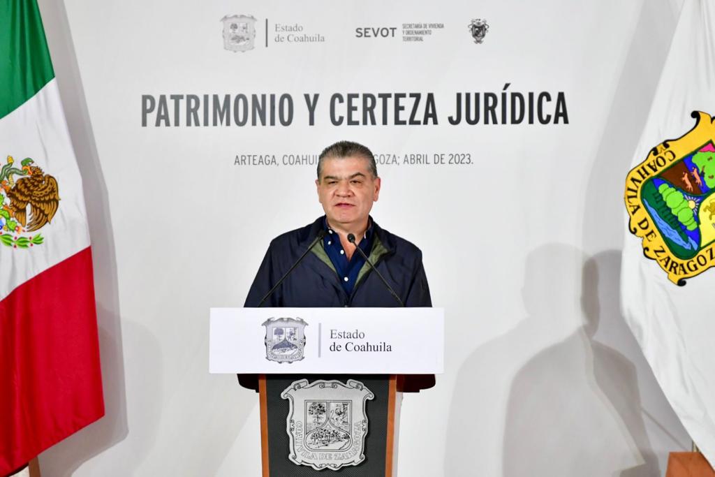 mrikelme's tweet photo. Junto al alcalde de #Arteaga, @RamiroDuranG, platicamos con ciudadanos arteaguenses sobre la importancia de tener certeza jurídica sobre su patrimonio, les permite preservar su pedacito de tierra por generaciones. 1/2 https://t.co/TmvNPoGKSY