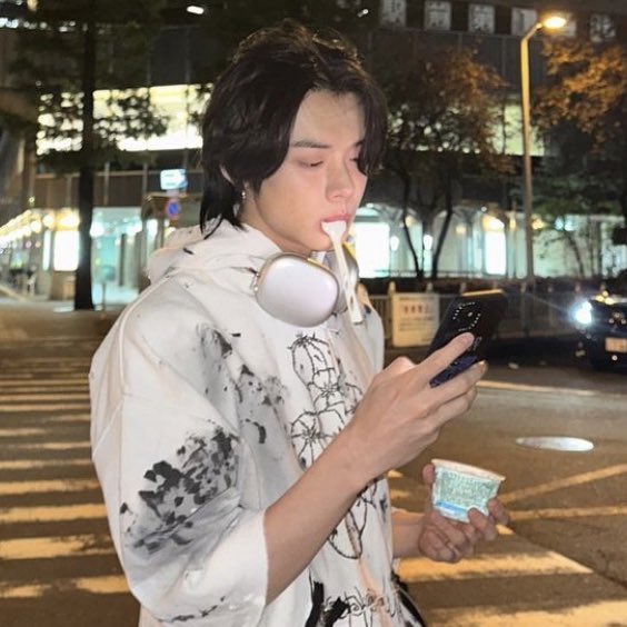 chanjunthinker's tweet photo. late night date ✨🌙

#YEONJUN #연준 #BangChan #방찬 https://t.co/YkEplzLPbL