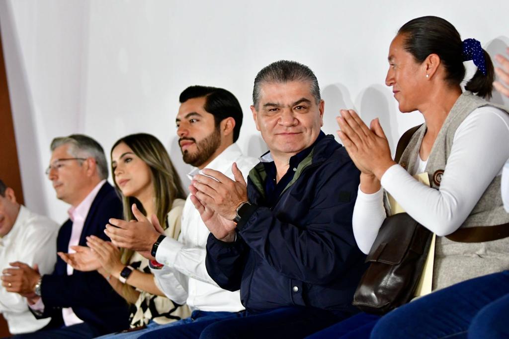 mrikelme's tweet photo. Junto al alcalde de #Arteaga, @RamiroDuranG, platicamos con ciudadanos arteaguenses sobre la importancia de tener certeza jurídica sobre su patrimonio, les permite preservar su pedacito de tierra por generaciones. 1/2 https://t.co/TmvNPoGKSY