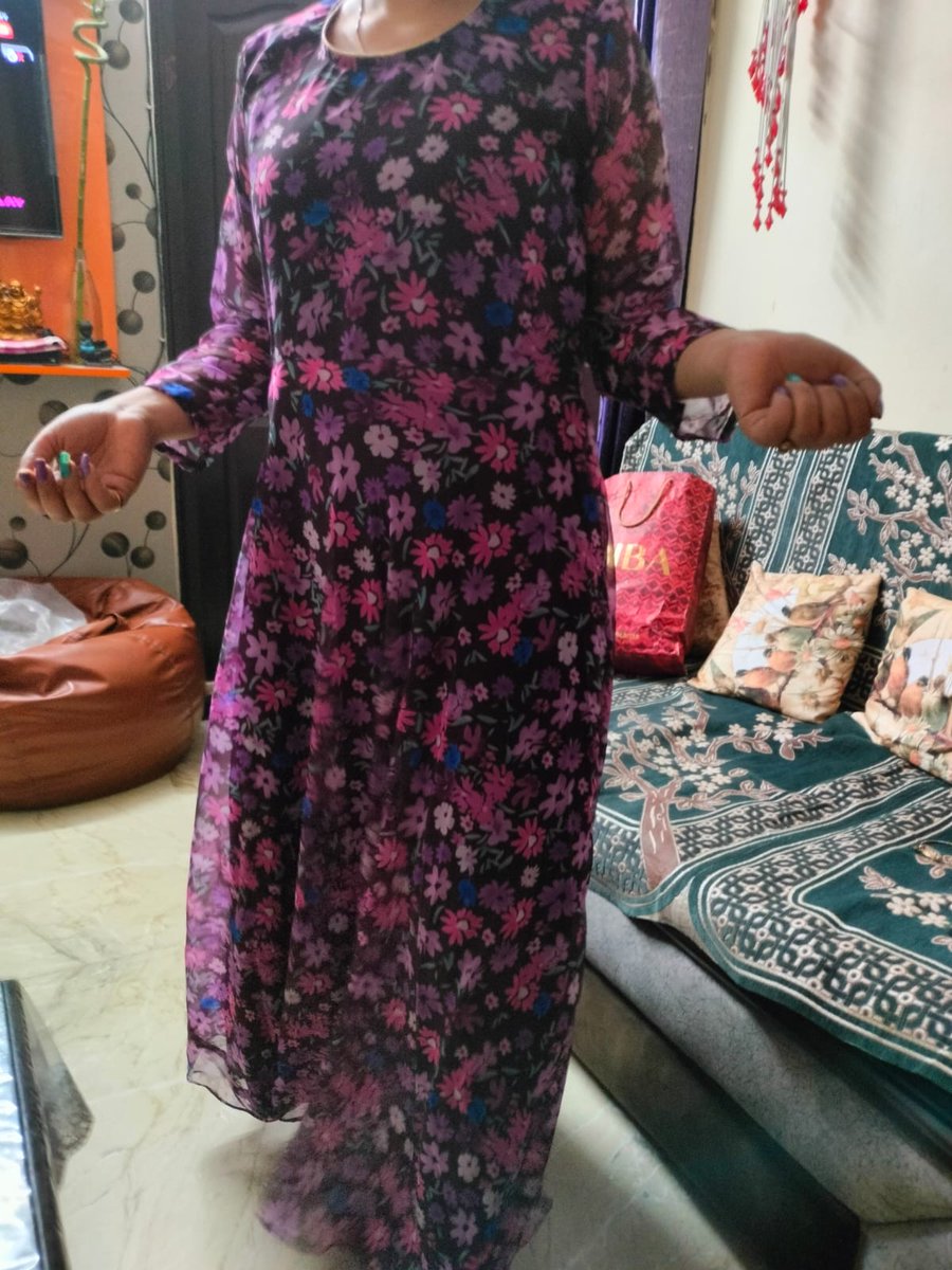 Priyank36677806's tweet photo. #looseyourcustomer #receivewrongproduct I asked them to forward the call to the senior executive they did but, after 40 minutes of waiting no one responded &amp; the call ended up by their side. Product quality is cheap, not received exactly as shown in the image and I want my money. https://t.co/0Jnx9vWbV7