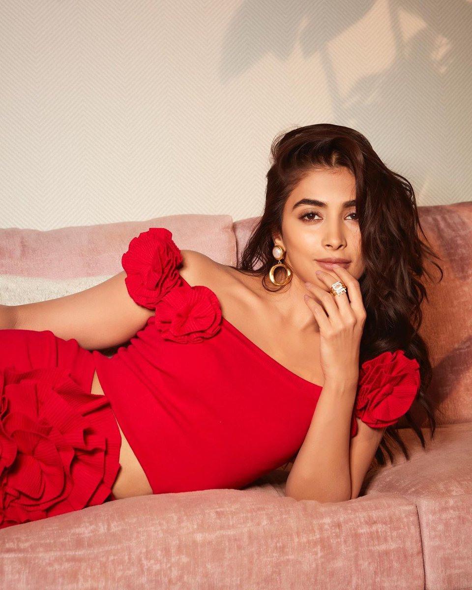 GossipsInsight's tweet photo. Beauty in red #PoojaHegde
.
.
.
.
#poojahegde #poojahegdehot #poojahegdefans #GossipsInsight https://t.co/0vtMTmhapD