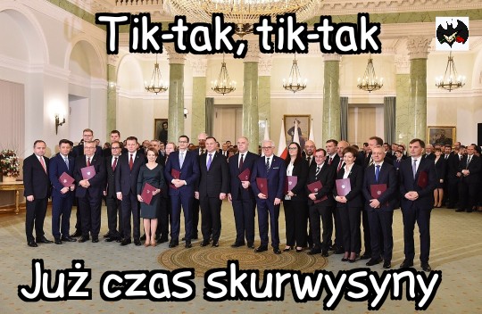 LeeonBadBat's tweet photo. Co ten Tusk odjaniepawla? Powiedział, że za kilka tygodni idzie ze znajomymi połazić po Warszawie i  ... rozjebał łby debilom.
PiSowscy dostali sraczki i wzmożenia. Martwią się że z Tuskiem nie pójdzie milion, a nawet sto tysięcy (bo wicie,rozumicie) za prezesem chodzą zawsze miliony. Szymonici poczuli się obrażeni, bo im nikt nie powiedzial w jakiej formule będzie spacer i nie wiedzą czy się przyłączyć czy wręcz przeciwnie.  Lewica nie ma zdania, ale wie, że spacerowanie prawem, nie towarem.
A ja se tak siedzę i kontempluję. Iść czy nie iść i wychodzi mi, że iść. Po co?
A wkurwić jednych i na pohybel innym.
Pokazać PiSowskiemu okupantowi, że nie wszyscy zgadzają się na jego szachrajstwa.

To co? Widzimy się na 4 czerwca na spacerze 👊