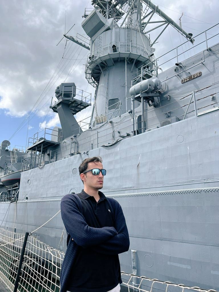 Çocukluğumdandır hep bahriyeli olmak istemiştim fakat ufak bir KAZA ve SANTİMLER!  Hayatına acımasızca yön verebiliyor.