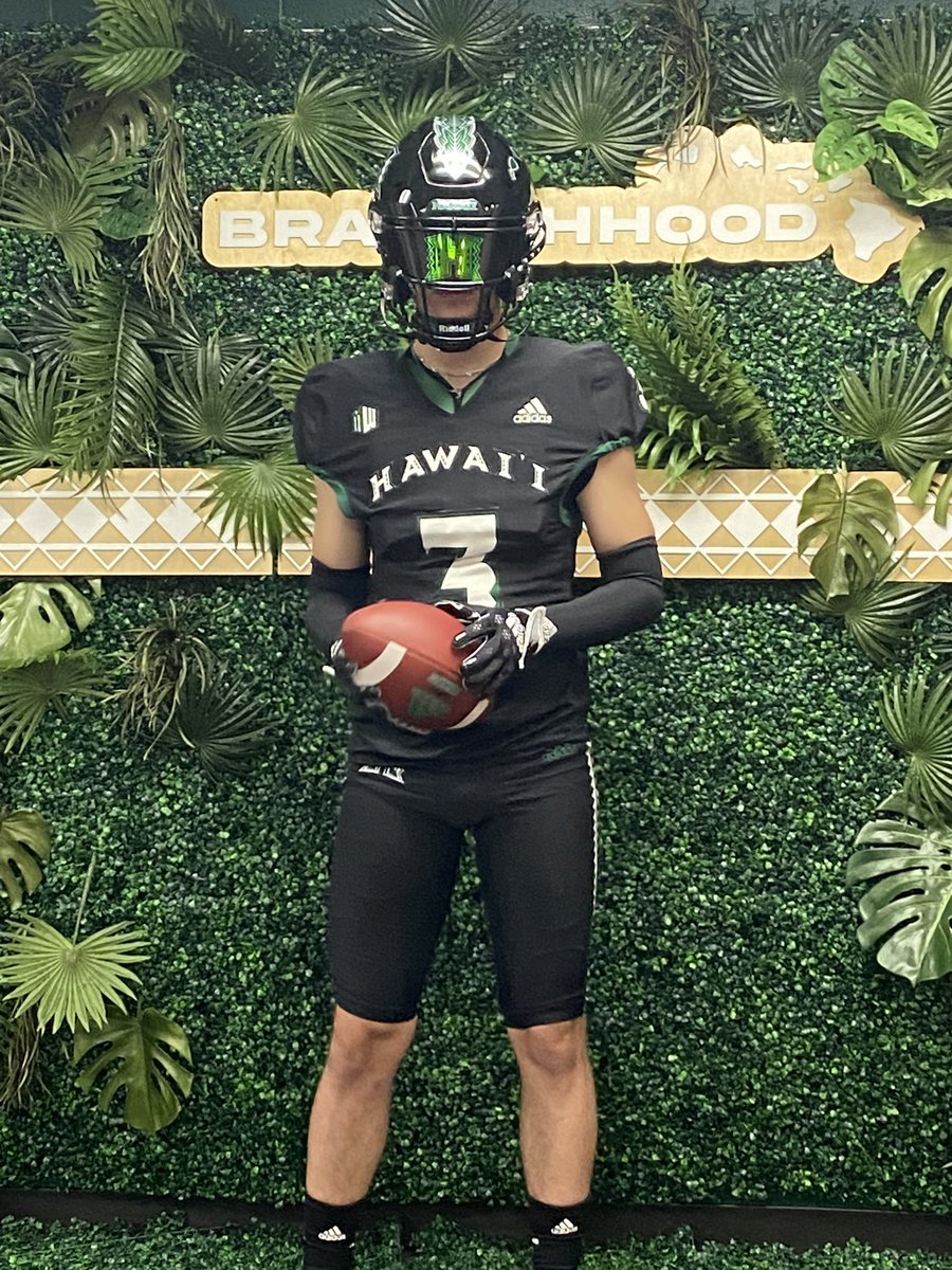 hoke_tyson's tweet photo. Thank you @HawaiiFootball  for having me. Blessed to have this opportunity. @CoachYoro @CoachTimmyChang @ursua05 @RylandSpencer @BHSBlueTrain https://t.co/BmOZp59Max