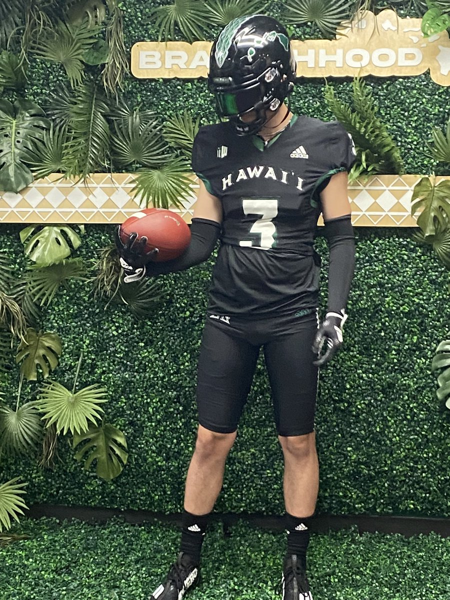 hoke_tyson's tweet photo. Thank you @HawaiiFootball  for having me. Blessed to have this opportunity. @CoachYoro @CoachTimmyChang @ursua05 @RylandSpencer @BHSBlueTrain https://t.co/BmOZp59Max
