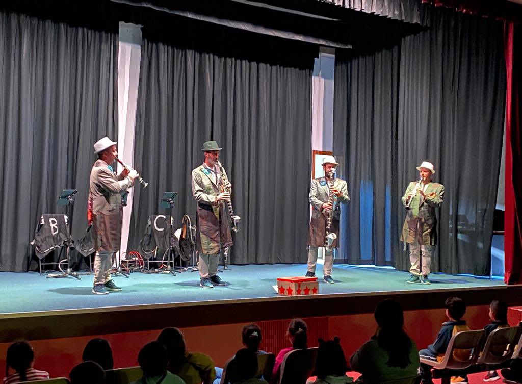 escreginahorta's tweet photo. Avui els alumnes del 1r cicle han gaudit de valent de l’audició de clarinets al teatre de la nostra escola. Gràcies, #barcelonaclarinetplayers per fer-nos vibrar amb la música! @audicionsmusicals #ProgramaCreix #elreginacreixambtu https://t.co/nRHk1enlLj https://t.co/fTccxAKgmS