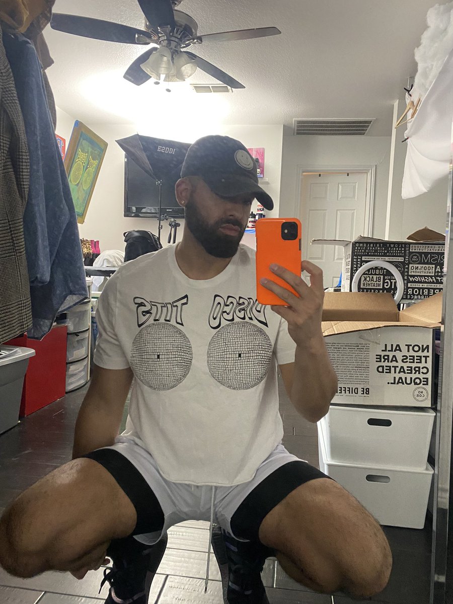 CheapChampagnee's tweet photo. #discotits https://t.co/6VvQLKaiw4