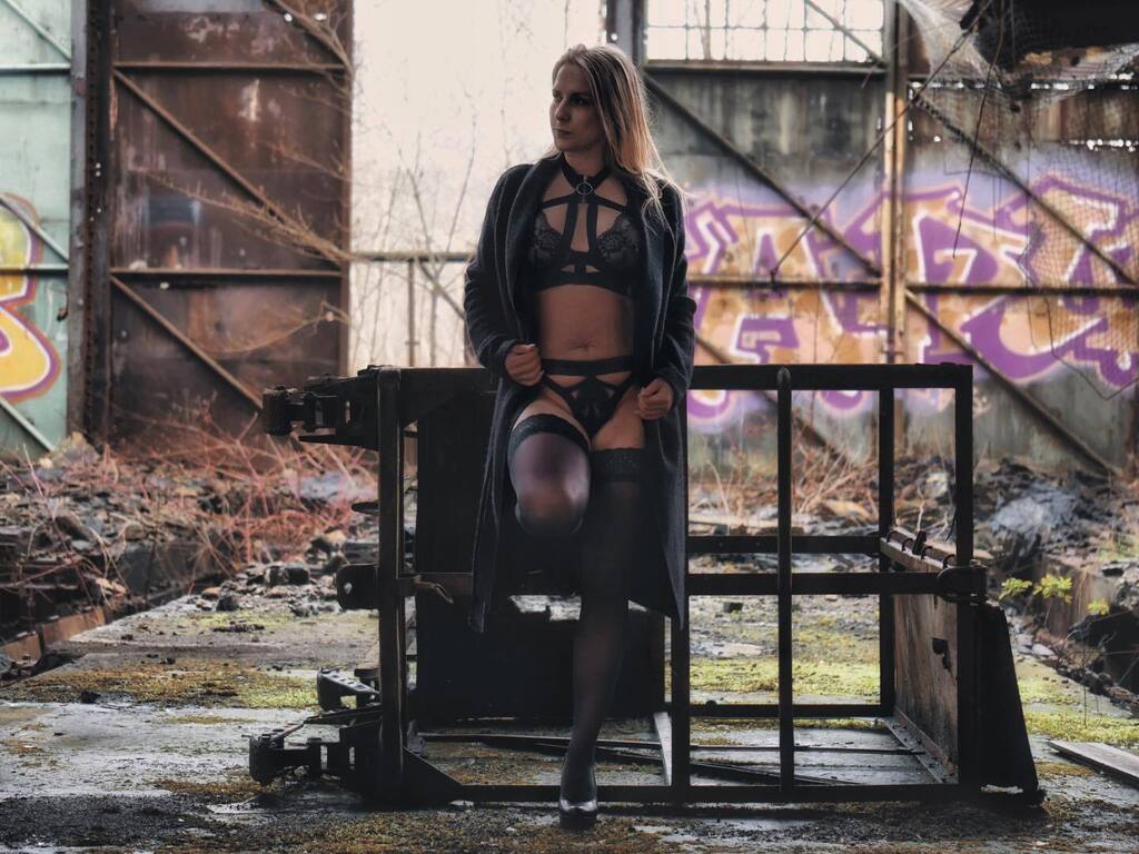 YlvieSky's tweet photo. Ich wünsche Euch einen tollen Abend meine lieben 💋
———
@ylviesky_backup nicht vergessen!
———
#favoritegirls 🔻
@realkinkybelle
@snowwhitexx_
———
#photooftheday #photography #lostplaces #lostplace #springtime #springvibes #fyp #erotikart #akt #teilak… https://t.co/Qu6iTJG1jl https://t.co/qTg7si3U6Y