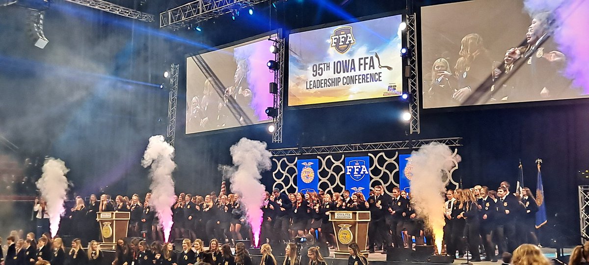 lisafoustprater's tweet photo. Thousands of kids line dancing at Iowa FFA Conference. #ffa #iowaffa https://t.co/pvugqu3wRx