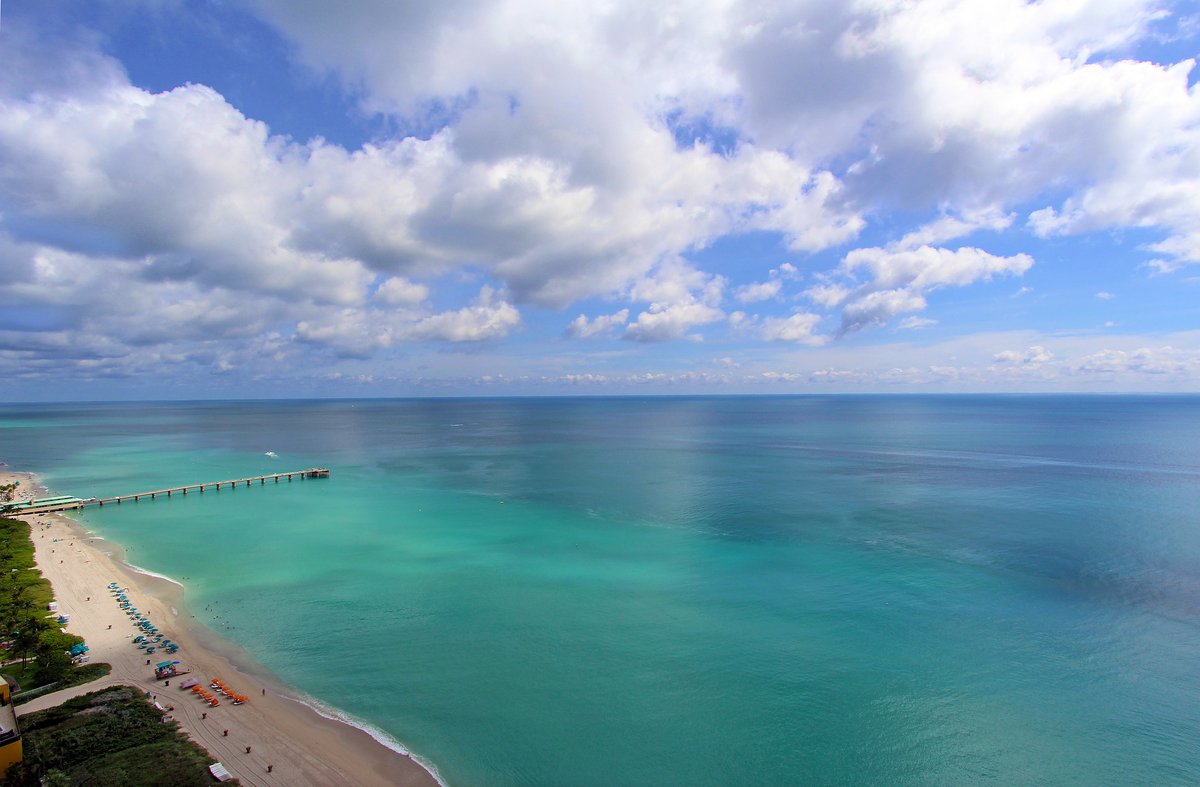 BeachViewsDaily's tweet photo. 🌴 Aerial view of Sunny Isles Beach, Florida - the perfect mix of azure waters and sun-kissed sands! 🚁 #SunnyIslesBeach #ParadiseFromAbove https://t.co/n58is5PDWm