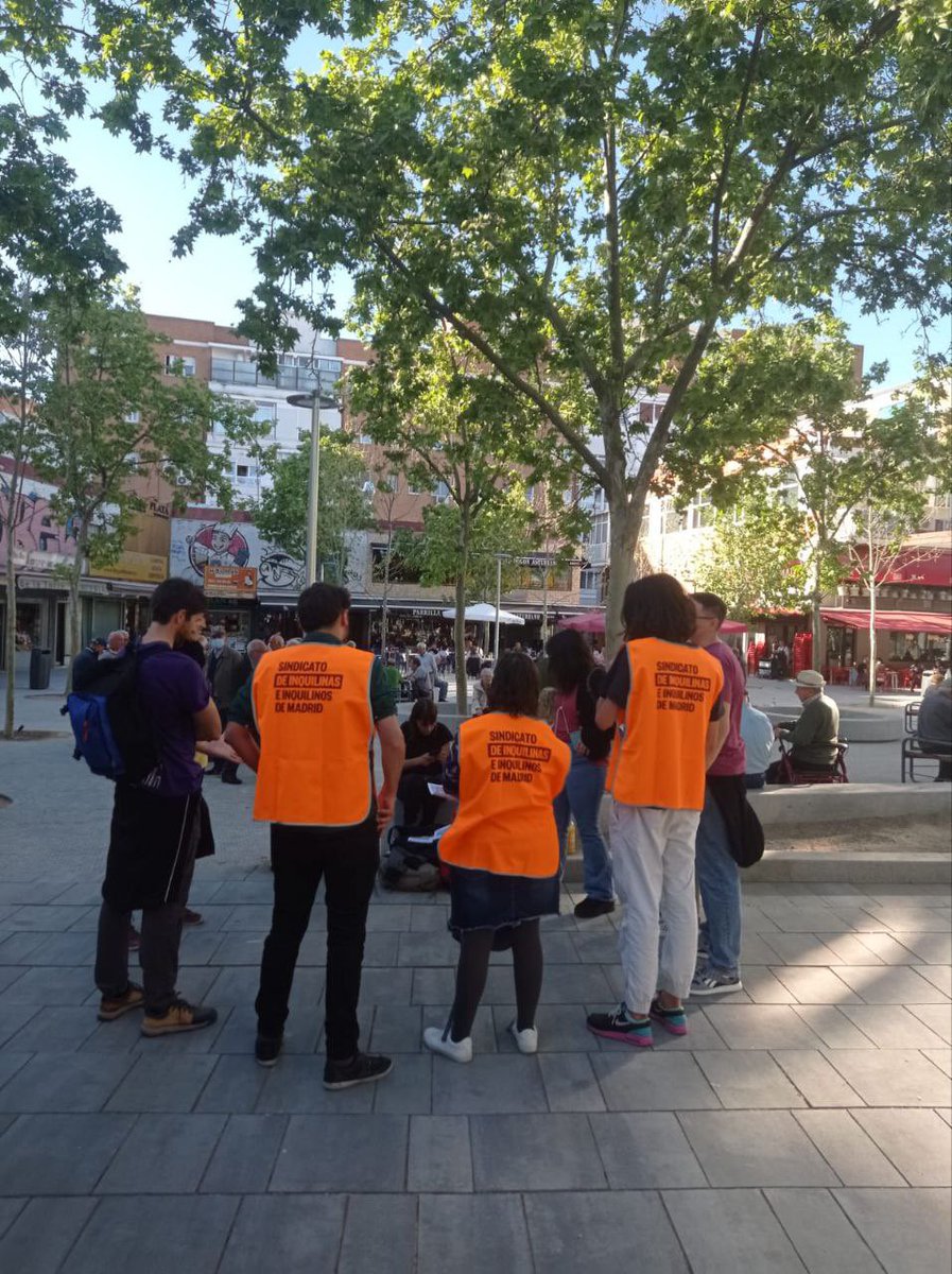 InquilinatoMad's tweet photo. 📣 Nuestras brigadas de Getafe, Usera, Tetuán y Ciudad Lineal ya han salido para llevar la lucha inquilina a cada bloque de Madrid.

Hoy visitamos propiedades verticales que pertenecen al mismo casero para animar a las vecinas a organizarse juntas para mejorar sus condiciones! https://t.co/V0OxDpmkEO