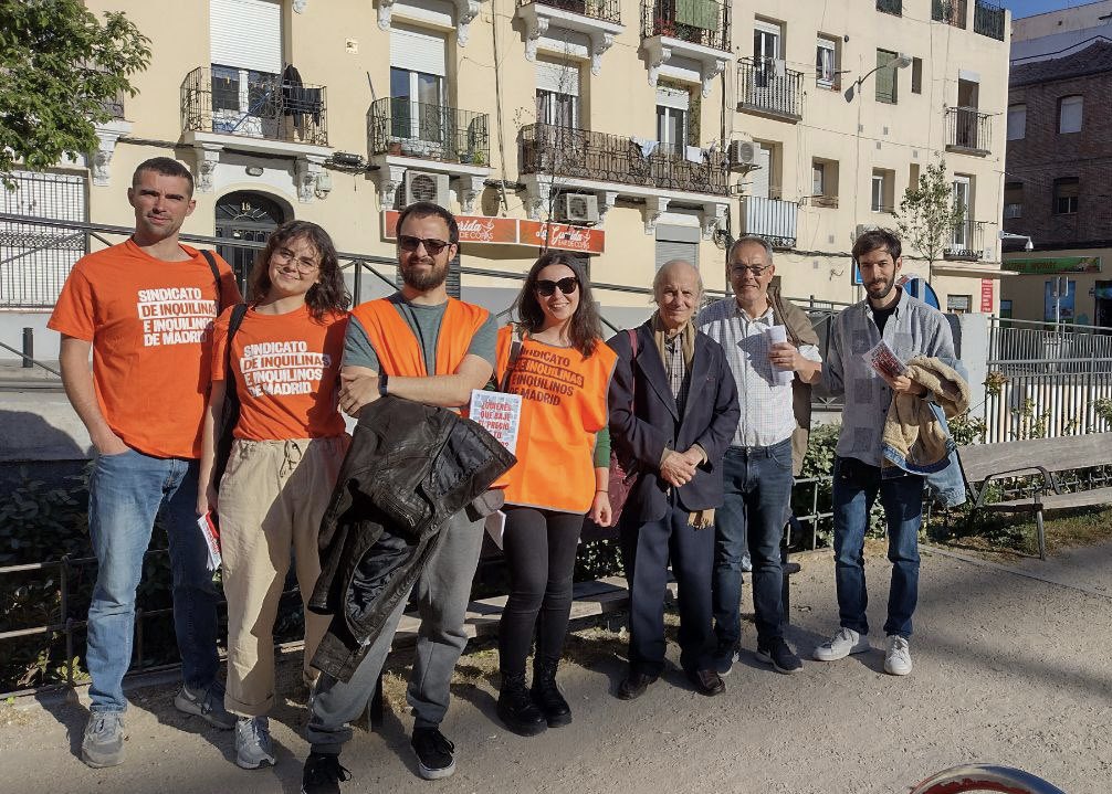 InquilinatoMad's tweet photo. 📣 Nuestras brigadas de Getafe, Usera, Tetuán y Ciudad Lineal ya han salido para llevar la lucha inquilina a cada bloque de Madrid.

Hoy visitamos propiedades verticales que pertenecen al mismo casero para animar a las vecinas a organizarse juntas para mejorar sus condiciones! https://t.co/V0OxDpmkEO