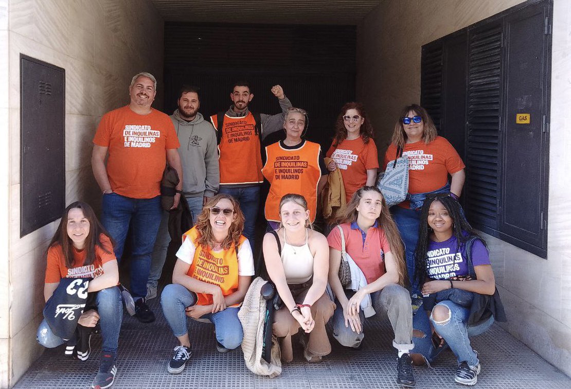 InquilinatoMad's tweet photo. 📣 Nuestras brigadas de Getafe, Usera, Tetuán y Ciudad Lineal ya han salido para llevar la lucha inquilina a cada bloque de Madrid.

Hoy visitamos propiedades verticales que pertenecen al mismo casero para animar a las vecinas a organizarse juntas para mejorar sus condiciones! https://t.co/V0OxDpmkEO