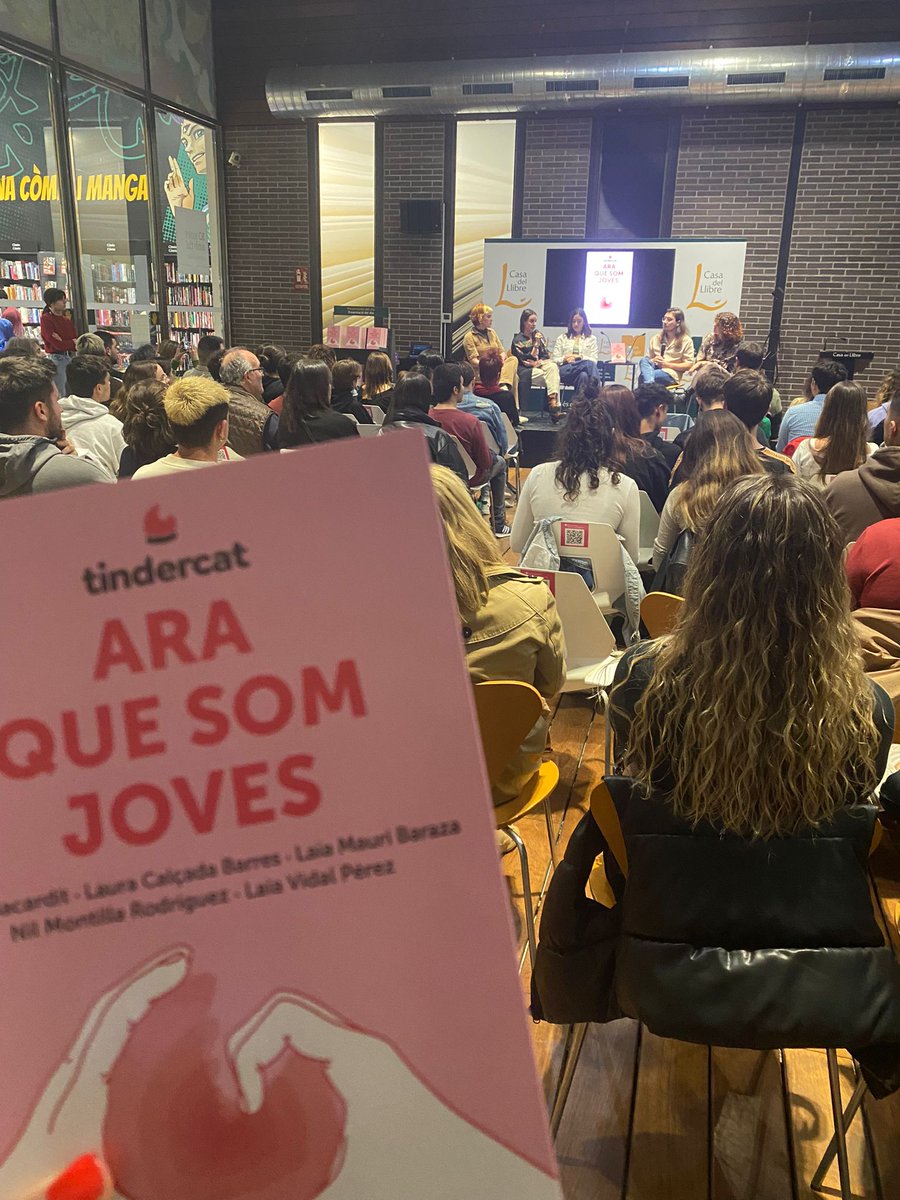 penguinllibres's tweet photo. @elTindercat i "Ara que som joves" a @casadellibro amb Laia Mauri, Laia Calçada, Carla Junyent, Nil Montilla, Gerard Querol @gerryquerry, Laia Vidal i @rai_monnn https://t.co/OuqIrs2WUJ