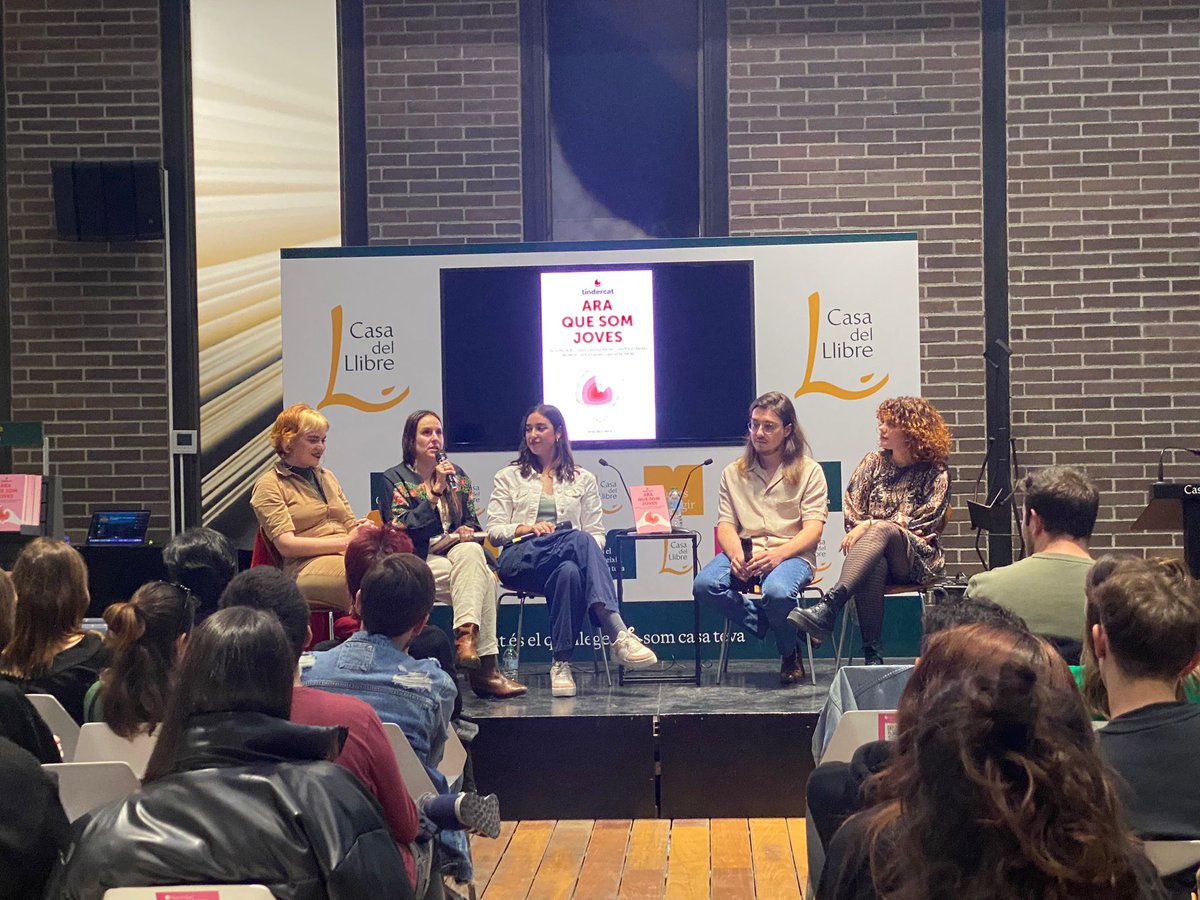 penguinllibres's tweet photo. @elTindercat i "Ara que som joves" a @casadellibro amb Laia Mauri, Laia Calçada, Carla Junyent, Nil Montilla, Gerard Querol @gerryquerry, Laia Vidal i @rai_monnn https://t.co/OuqIrs2WUJ