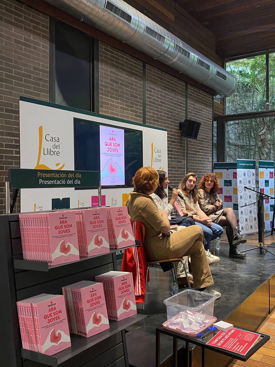 penguinllibres's tweet photo. @elTindercat i "Ara que som joves" a @casadellibro amb Laia Mauri, Laia Calçada, Carla Junyent, Nil Montilla, Gerard Querol @gerryquerry, Laia Vidal i @rai_monnn https://t.co/OuqIrs2WUJ