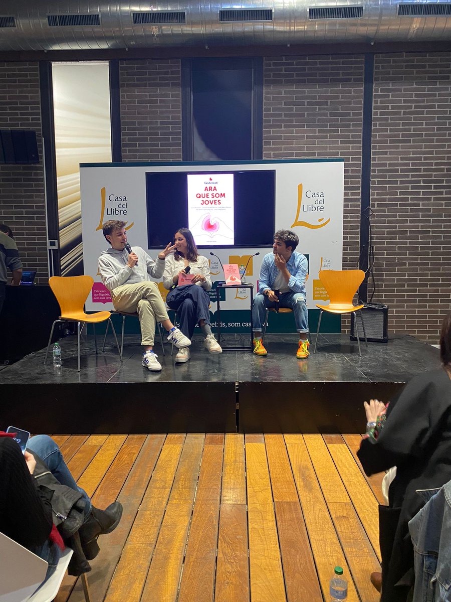penguinllibres's tweet photo. @elTindercat i "Ara que som joves" a @casadellibro amb Laia Mauri, Laia Calçada, Carla Junyent, Nil Montilla, Gerard Querol @gerryquerry, Laia Vidal i @rai_monnn https://t.co/OuqIrs2WUJ