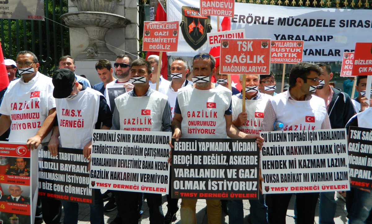 AtillaaPolat's tweet photo. Bu kahramanlar için söylenmesi gereken her şey söylendi, yazılması gereken her şey yazıldı, yapılması gereken her şeyde yapıldı.
Bu yiğitler için Meclise 5 yılda 15 kanun teklifi verildi. 
Bu siyaset üstü mağduriyet biran önce giderilmeli ve bu kanayan yara artık kapanmalıdır. https://t.co/IKV2npL7pY