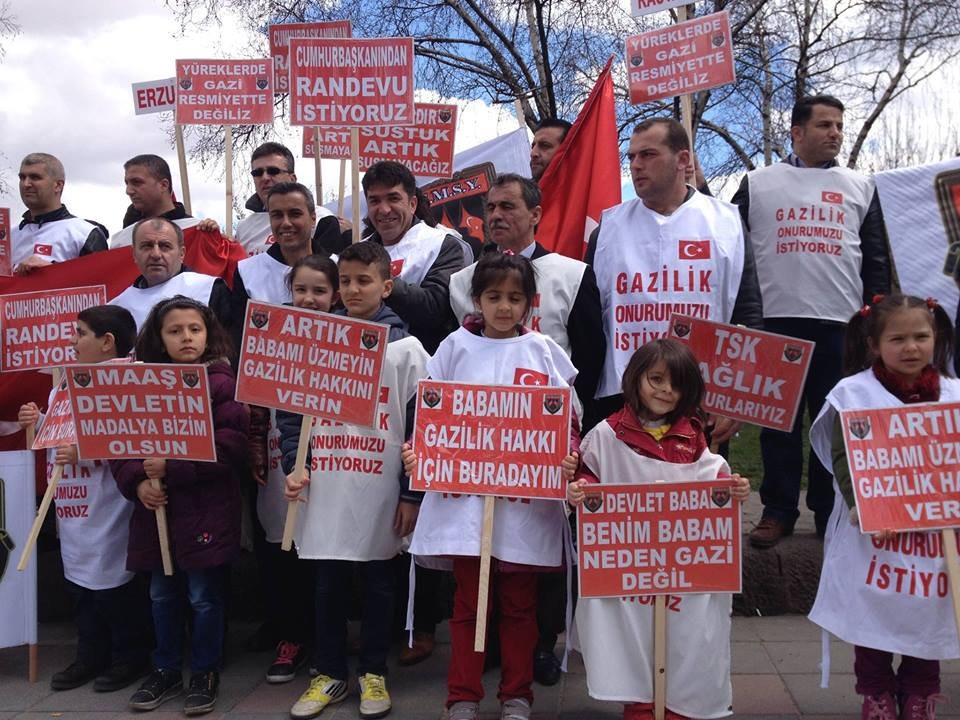 AtillaaPolat's tweet photo. Bu kahramanlar için söylenmesi gereken her şey söylendi, yazılması gereken her şey yazıldı, yapılması gereken her şeyde yapıldı.
Bu yiğitler için Meclise 5 yılda 15 kanun teklifi verildi. 
Bu siyaset üstü mağduriyet biran önce giderilmeli ve bu kanayan yara artık kapanmalıdır. https://t.co/IKV2npL7pY