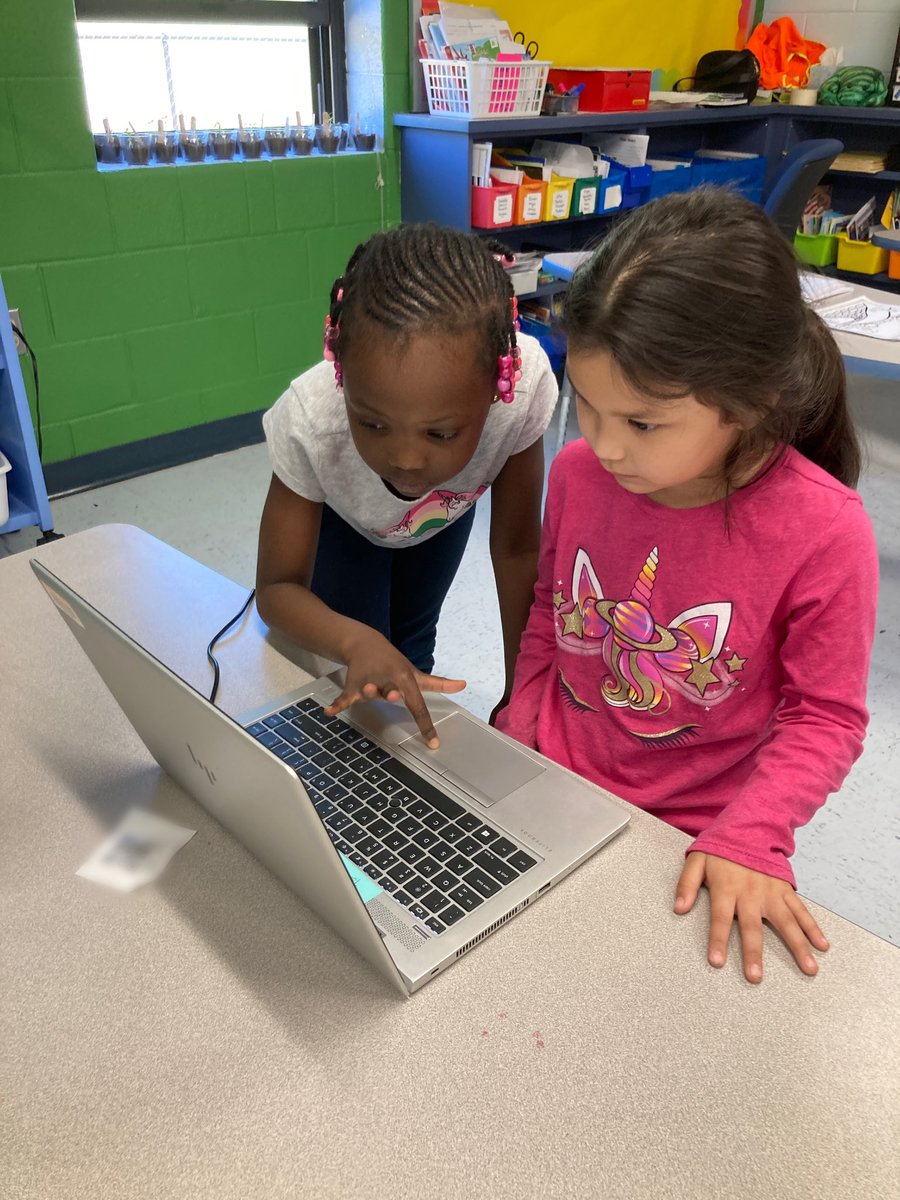 LenardITC's tweet photo. Kindergarteners identified and classified living and non-living things using @BookCreatorApp. Way to go! @VNESwildcats #IntegrateEdTech #pwcsITC https://t.co/w11JsQeYNK