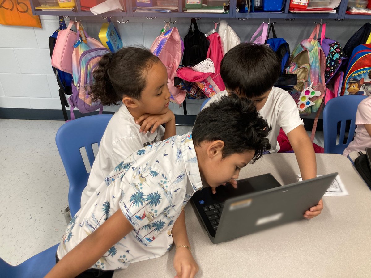 LenardITC's tweet photo. Kindergarteners identified and classified living and non-living things using @BookCreatorApp. Way to go! @VNESwildcats #IntegrateEdTech #pwcsITC https://t.co/w11JsQeYNK