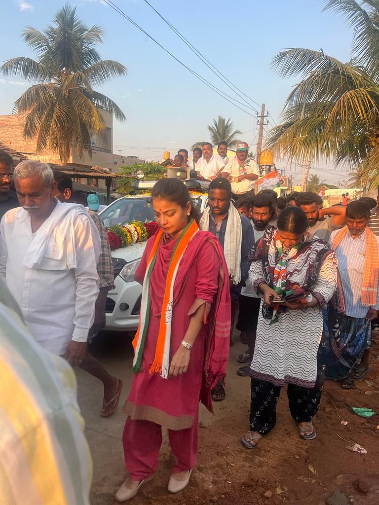 tirupatiparkip1's tweet photo. दावनगिरी, विविध विधानसभा मतदारसंघात काँग्रेस पक्षाच्या उमेदवारांच्या प्रचारात प्रणिती शिंदे सहभागी

#pranitiShinde
#CongressWaveInKarnataka
#KarnatakaAssemblyElections2023 
#KarnatakaElections2023
@kharge
@kcvenugopalmp
@siddaramaiah @DKShivakumar 
#काँग्रेस_जीत_रही_है_कर्नाटक https://t.co/7ixRDkhYHq