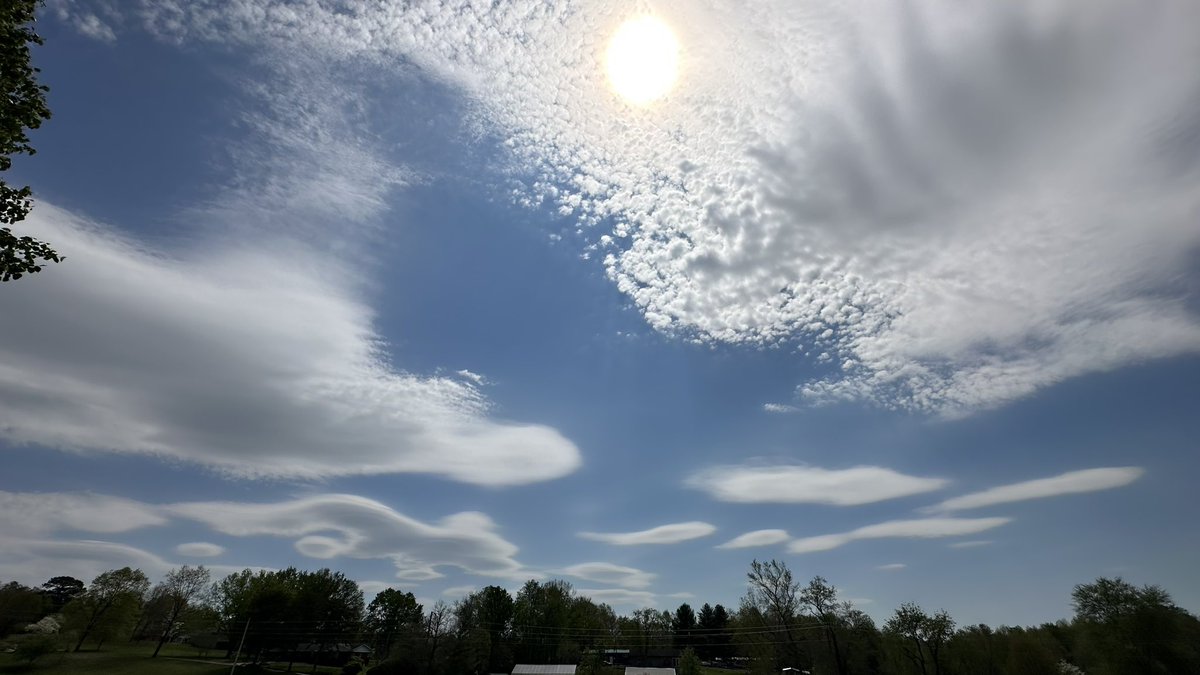 jules_jlf's tweet photo. Cool clouds over Corbin! @Kentuckyweather @JimWKYT @WKYT https://t.co/ZcUtNFihRD