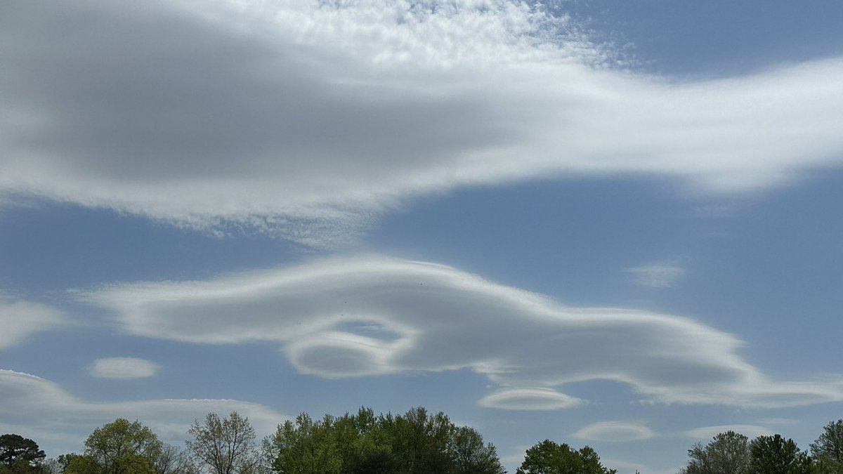 jules_jlf's tweet photo. Cool clouds over Corbin! @Kentuckyweather @JimWKYT @WKYT https://t.co/ZcUtNFihRD